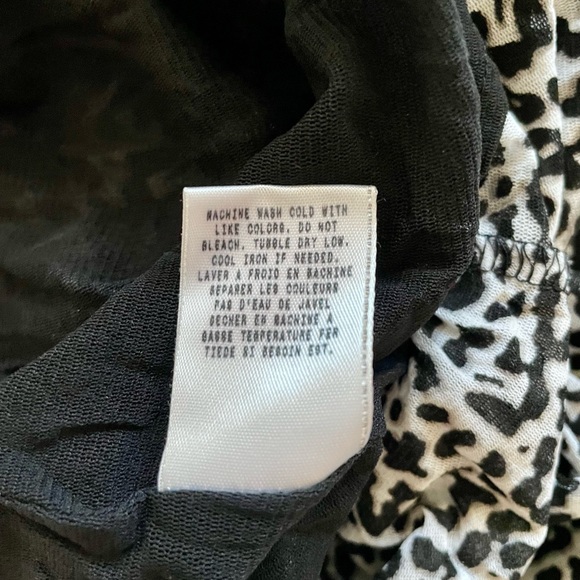 Guess Animal Print ruffled cap short sleeve v neck top size small - Picture 7 of 12